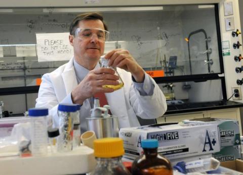 Robert Linhardt working in a lab